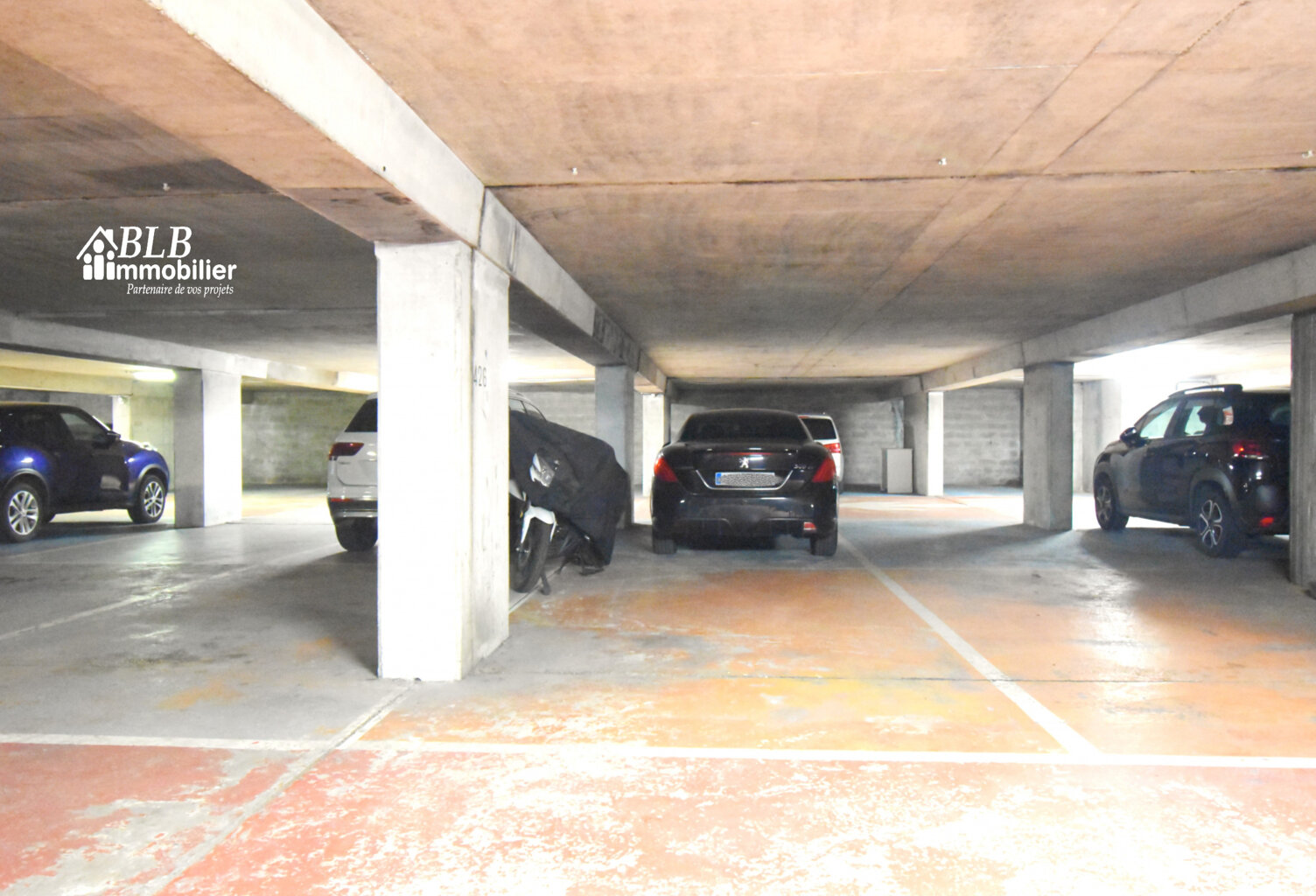 PLACE DE PARKING EN SOUS-SOL - ELANCOURT — photo 1