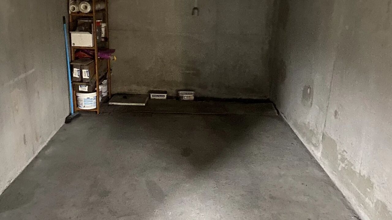 garage  pièces 12 m2 à louer à Lyon 7 (69007)