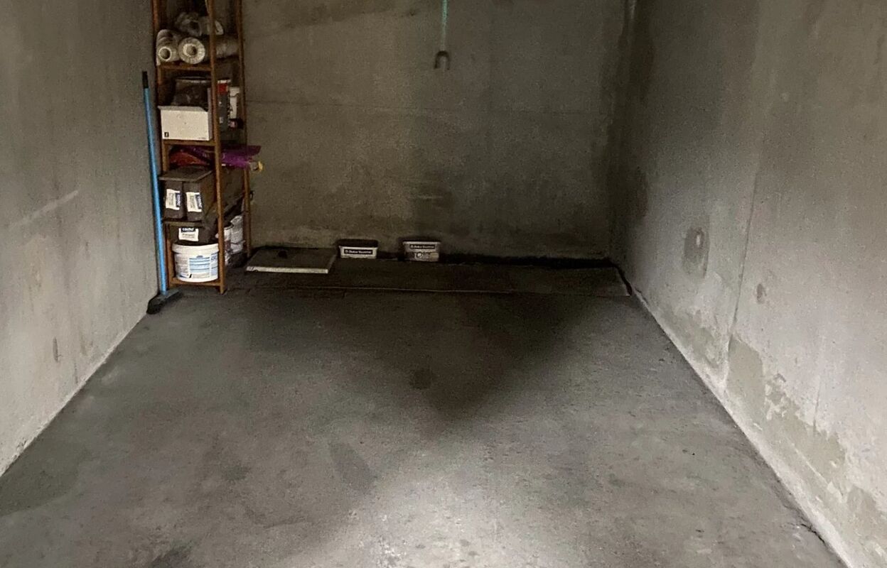 garage  pièces 12 m2 à louer à Lyon 7 (69007)