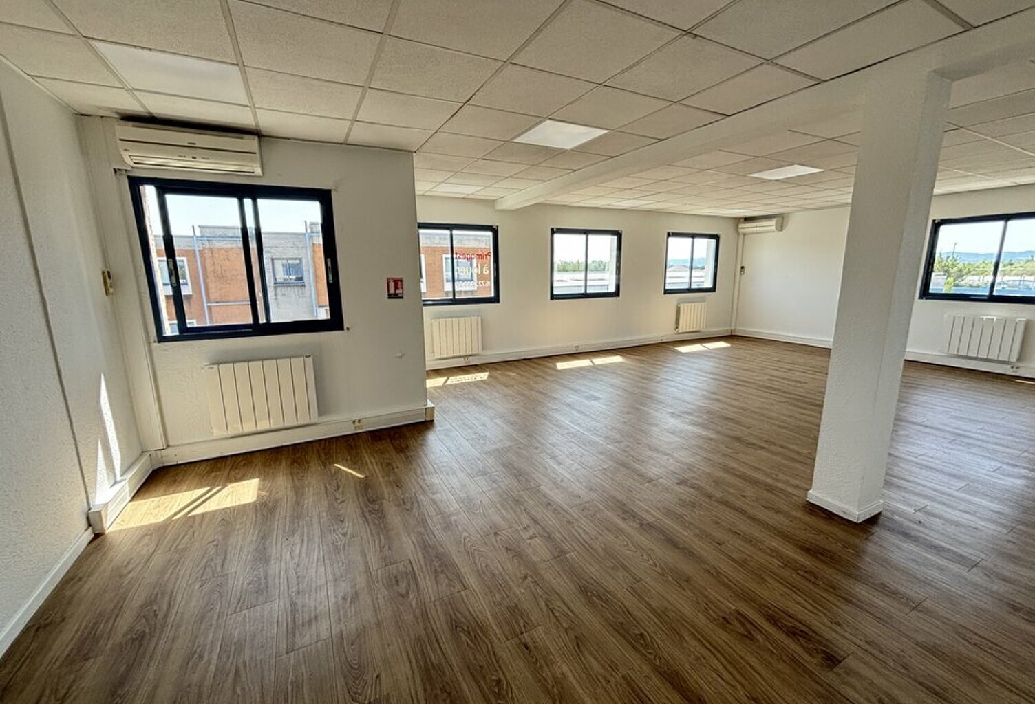 BUREAUX à LOUER — photo 1