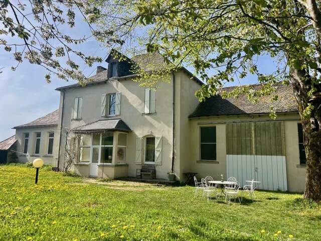 Maison en pierre de 6 pièces principales — photo du bien