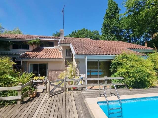 Maison d'architecte de 140 m² avec piscine sur 3000 m² de terrain — photo du bien