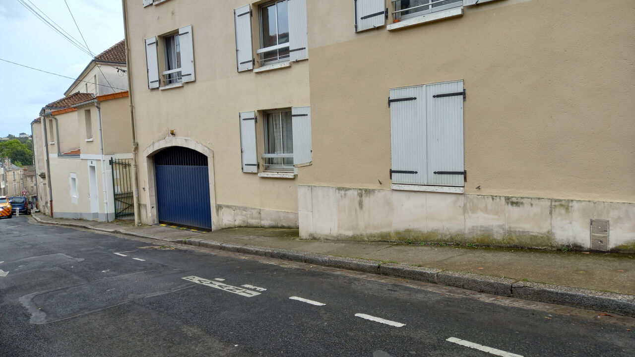 garage  pièces 10 m2 à louer à Poitiers (86000)