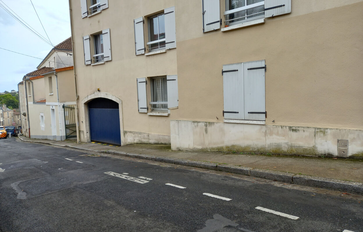 garage  pièces 10 m2 à louer à Poitiers (86000)