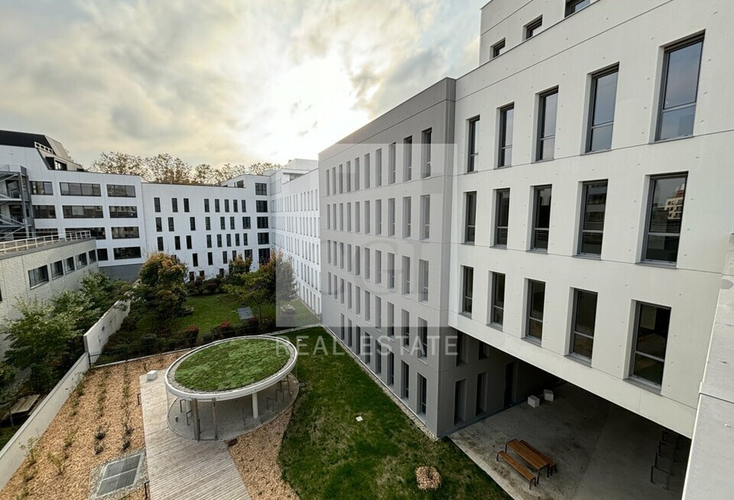 BUREAUX à LOUER — photo 1
