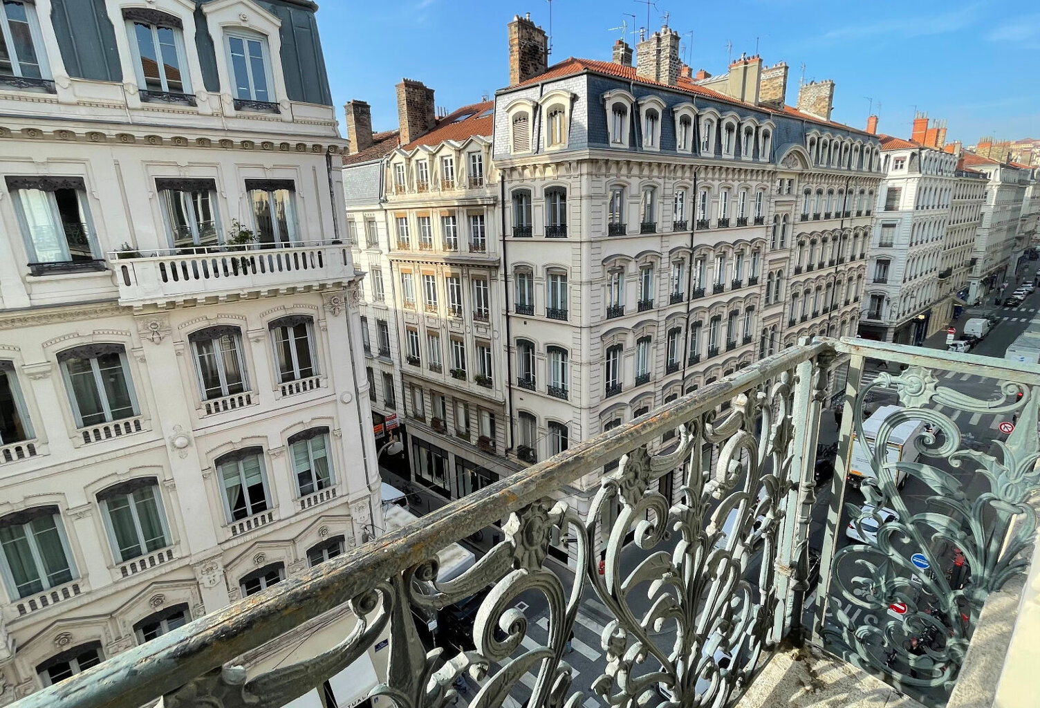 Lyon 2, le standing de la Presqu'ile ; Plateau complet de bureaux ; 2 portes palières et 3 expositions. — photo 1
