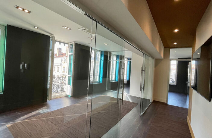 Lyon 2, le standing de la Presqu'ile ; Plateau complet de bureaux ; 2 portes palières et 3 expositions. — photo 2