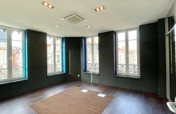 Lyon 2, le standing de la Presqu'ile ; Plateau complet de bureaux ; 2 portes palières et 3 expositions. — photo 3