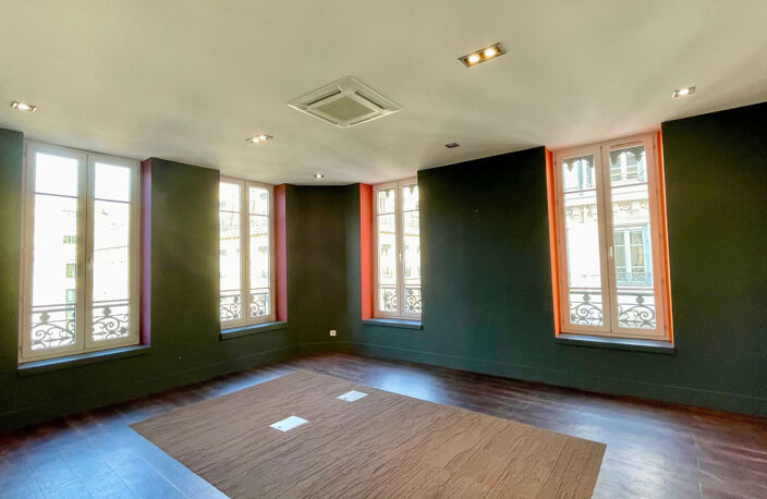 Lyon 2, le standing de la Presqu'ile ; Plateau complet de bureaux ; 2 portes palières et 3 expositions. — photo 5