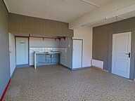 Idéal Artisan / Commerce : Grand local de 116 m² sur axe passant – Saint-Satur — photo 2