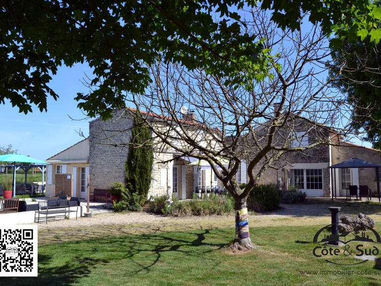Ensemble immobilier de 2 Gîtes rénovés avec goût - Piscine, Préau et terrain constructible de 6 000 m2 à proxi — photo 1