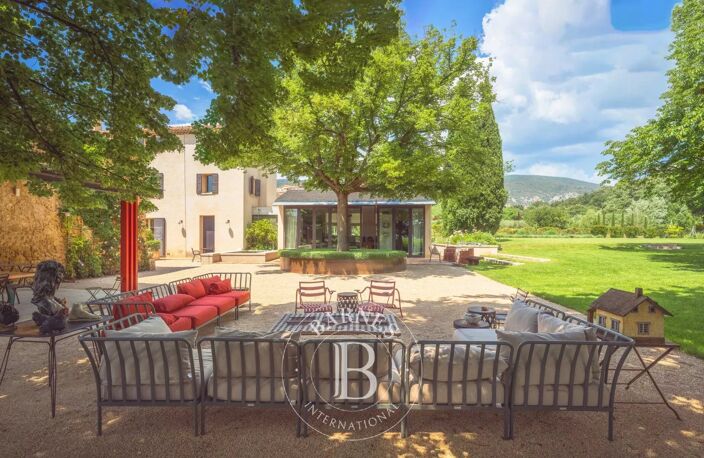 LUBERON - VAUGINES - PROPRIETE 524M² - 8 CHAMBRES - PARC PAYSAGE — photo 2