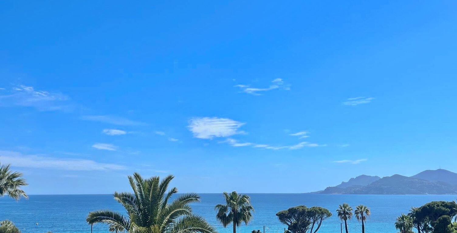 CANNES PLAGE  / CENTRE T2 DE 53M2 SUD VUE MER TERRASSE — photo 1