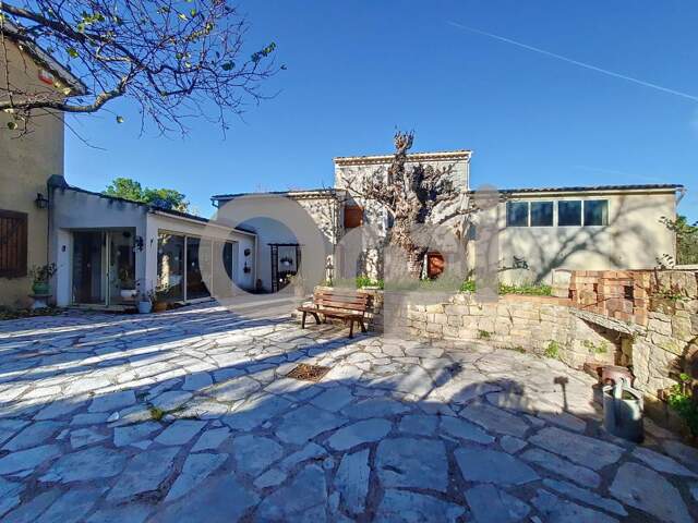 À Vendre : Ancien Corps de Ferme avec Fort Potentiel avec piscine, terrain de tennis et Dépendances et Terrain de 1,5 Hectare — photo du bien