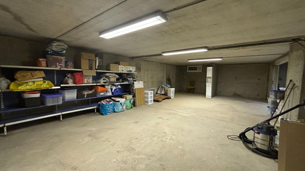 garage  pièces 80 m2 à vendre à Lyon 8 (69008)