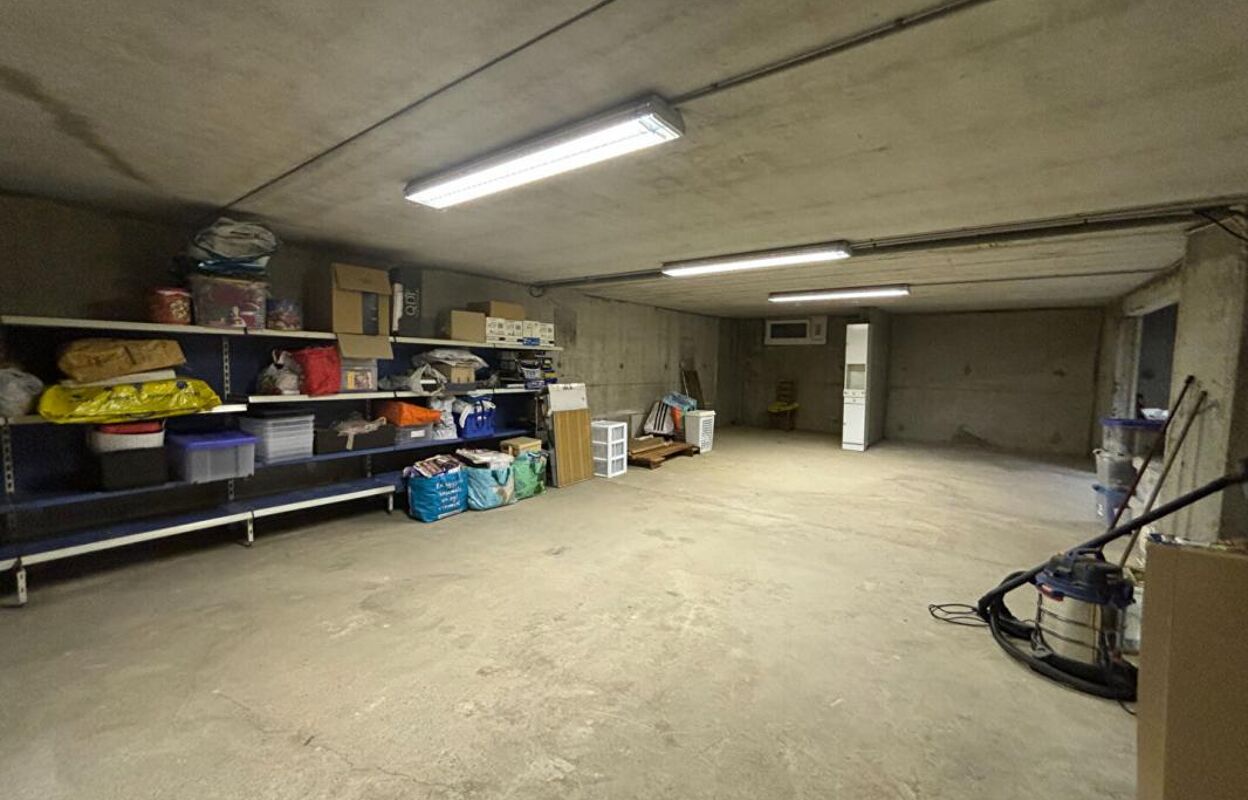 garage  pièces 80 m2 à vendre à Lyon 8 (69008)