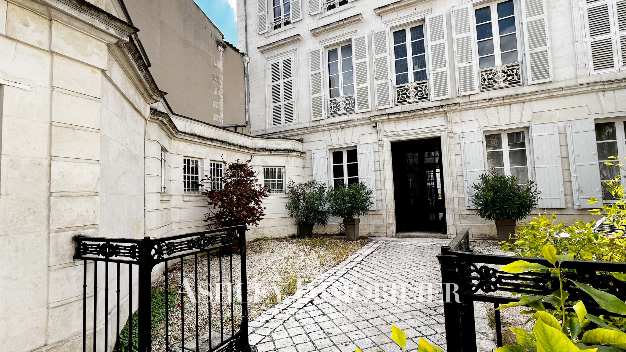 Villa / Maison 10 pièces  à vendre Rochelle (La) 17000