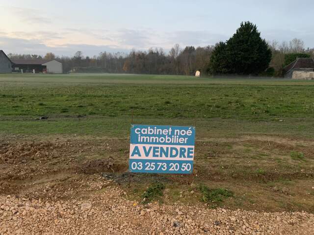 Terrain 600 m² à Villechétif — photo du bien