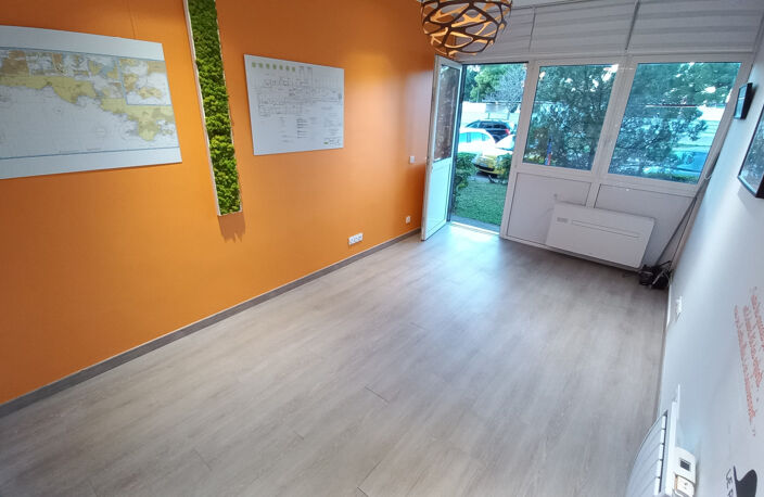 LA BRUYERE : LOCAL COMMERCIAL DE 20.44 M2 — photo 2