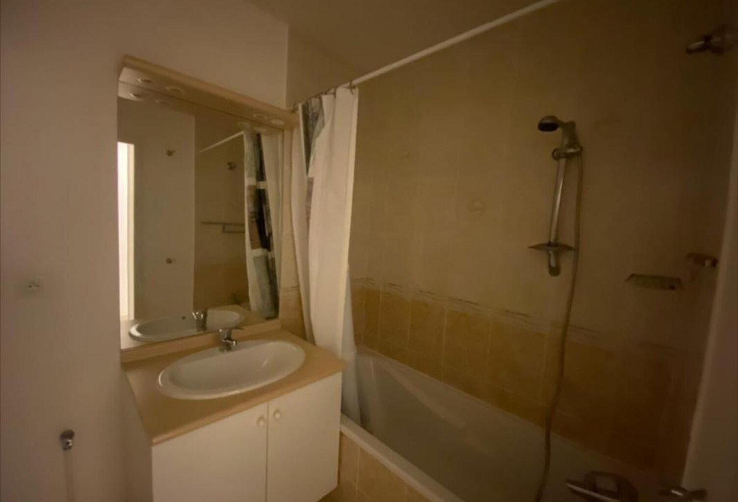 A VENDRE RONCQ APPARTEMENT DE TYPE 2 AVEC CAVE ET PARKING — photo 1