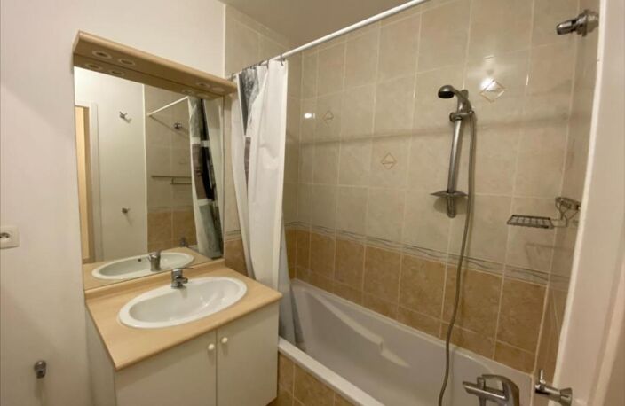 A VENDRE RONCQ APPARTEMENT DE TYPE 2 AVEC CAVE ET PARKING — photo 3