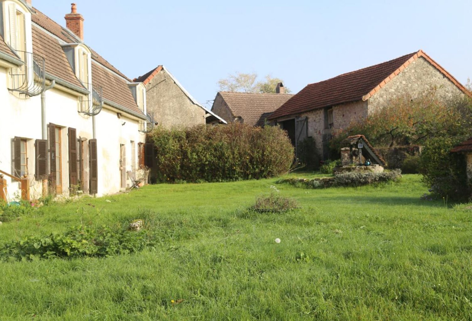 Corps de Ferme sur 2 235 m² de terrain avec dépendances — photo 1