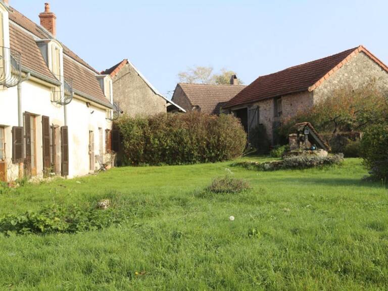 Corps de Ferme sur 2 235 m² de terrain avec dépendances — photo 1