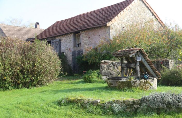 Corps de Ferme sur 2 235 m² de terrain avec dépendances — photo 2