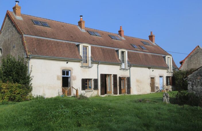 Corps de Ferme sur 2 235 m² de terrain avec dépendances — photo 3