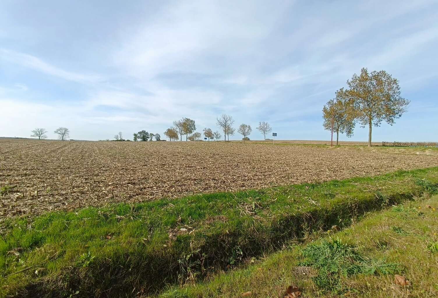 MIRAMBEAU : TERRAIN CONSTRUCTIBLE À VOCATION COMMERCIALE – PERMIS D’AMÉNAGER ACCORDÉ — photo 1