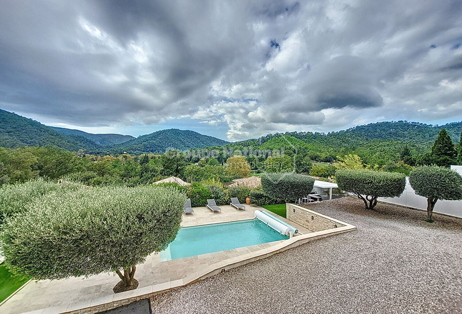 Villa contemporaine à vendre à La Roquebrussanne - Référence ... — photo 1