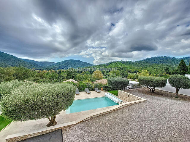 Villa contemporaine à vendre à La Roquebrussanne - Référence ... — photo du bien