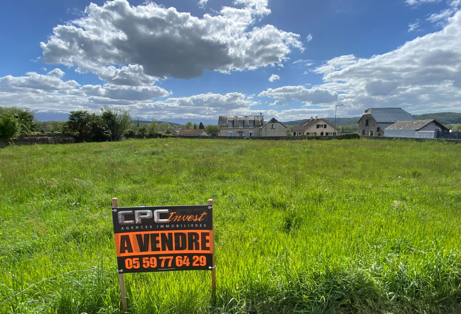 Terrain  constructible situé à Bordes avec vue Montagnes — photo 1