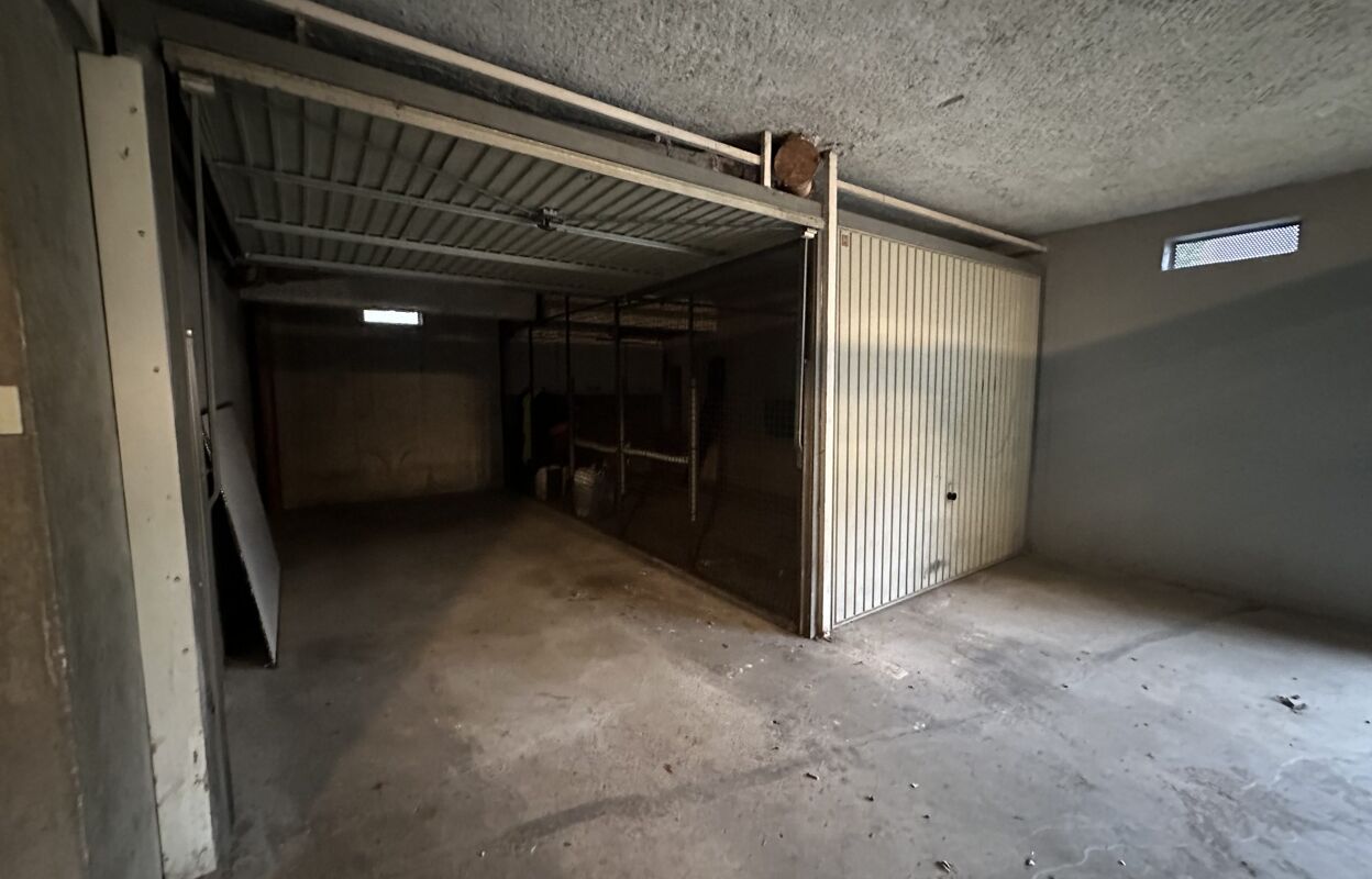 garage  pièces 15 m2 à louer à Grenoble (38000)