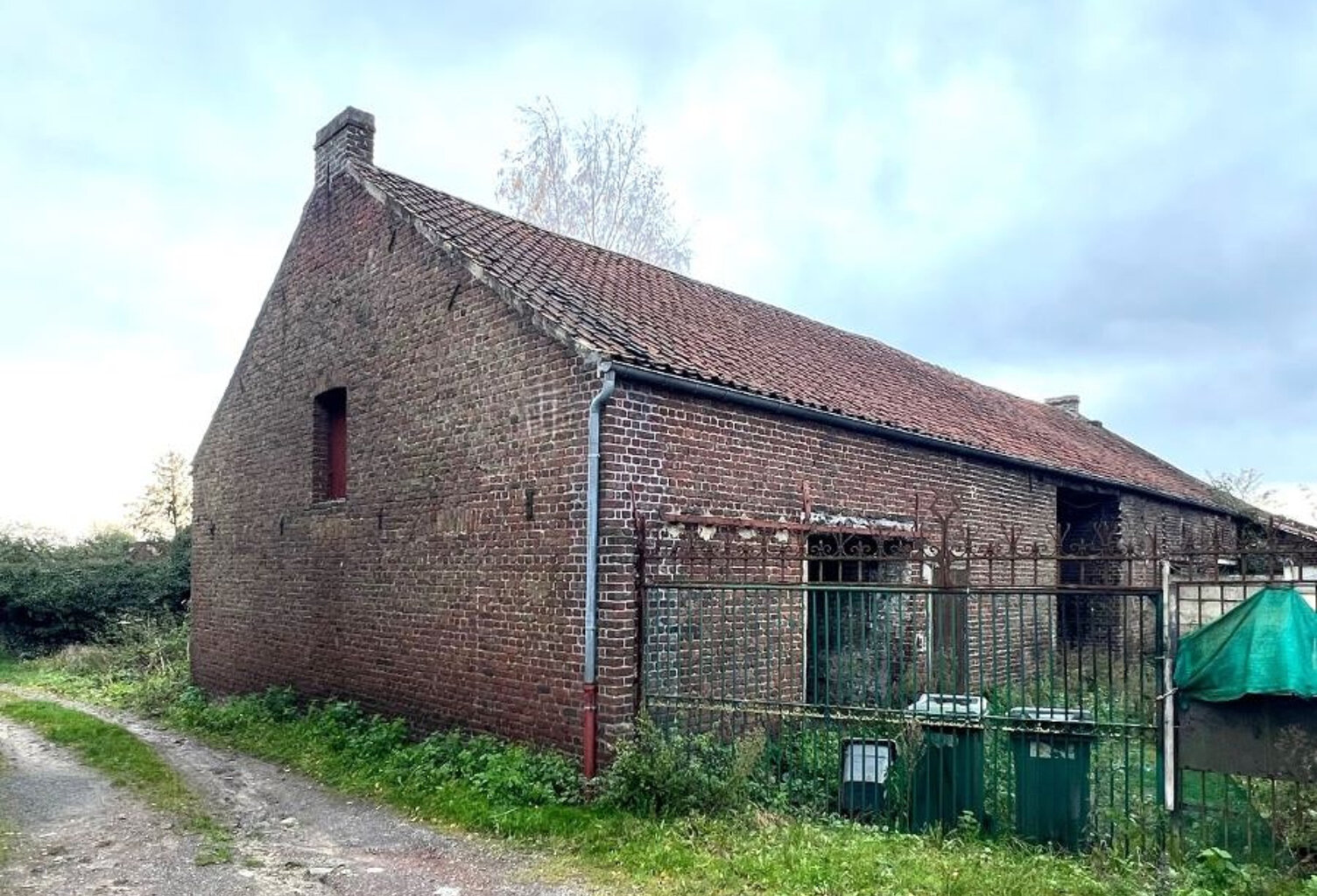 Grange individuelle de + de 212m2 au sol à transformer, bâti — photo 1