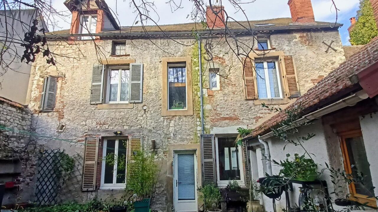 maison 9 pièces 220 m2 à vendre à Ébreuil (03450)