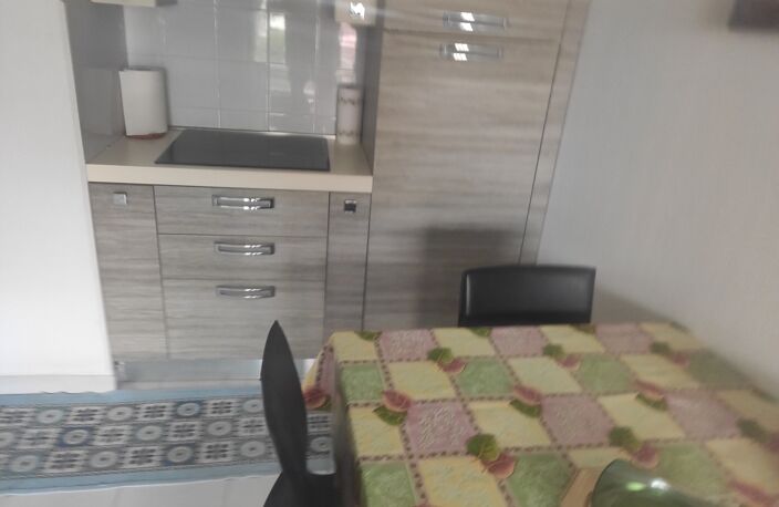 A vendre 2 piéces 45  M2 50 m de la mer centre Carnoles avec parking individuel en sous sol — photo 5