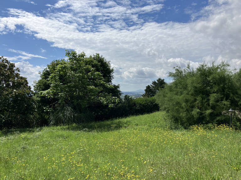 Terrain viabilisé au calme — photo 1