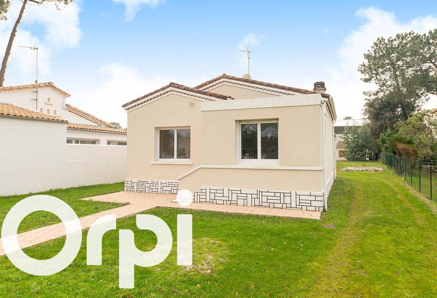 Ensemble immobilier composé de 3 maisons — photo 1