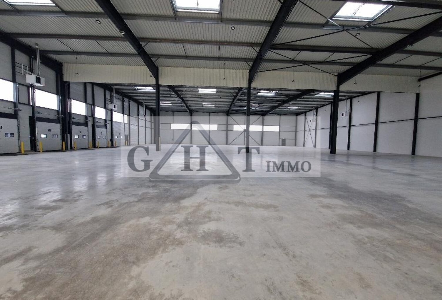 A LOUER 3 554 M² ENTREPOT ET BUREAUX (neuf) A LA COURNEUVE — photo 1