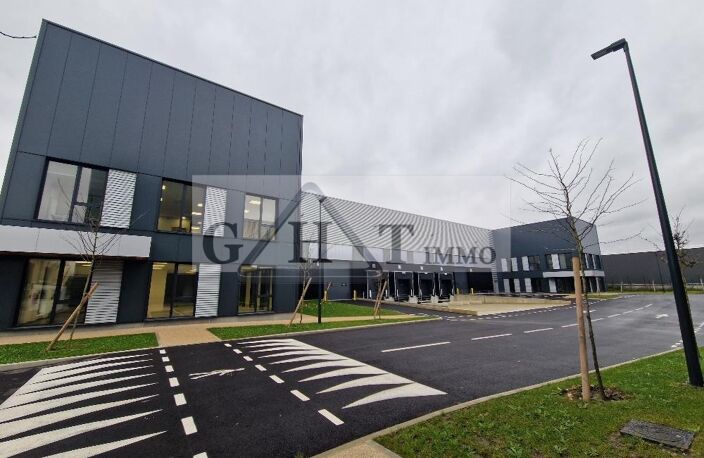 A LOUER 3 554 M² ENTREPOT ET BUREAUX (neuf) A LA COURNEUVE — photo 3