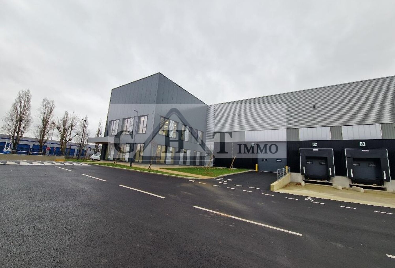 A LOUER 1732 M² ENTREPOT ET BUREAUX (neuf) A LA COURNEUVE — photo 1