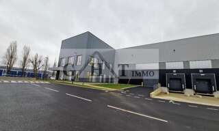 Local industriel  1732 m² à louer à La Courneuve (93120)
