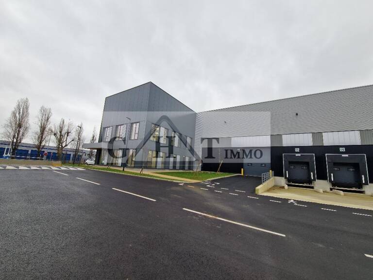 A LOUER 1732 M² ENTREPOT ET BUREAUX (neuf) A LA COURNEUVE — photo 1