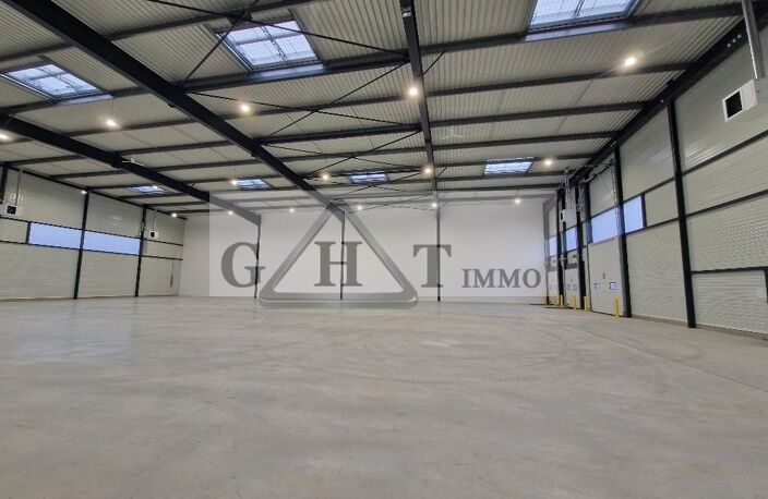 A LOUER 1732 M² ENTREPOT ET BUREAUX (neuf) A LA COURNEUVE — photo 3