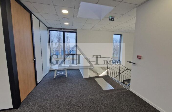 A LOUER 1732 M² ENTREPOT ET BUREAUX (neuf) A LA COURNEUVE — photo 4