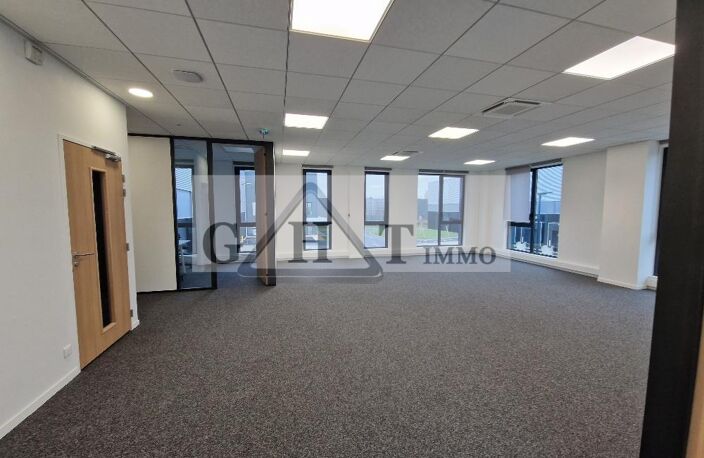 A LOUER 1732 M² ENTREPOT ET BUREAUX (neuf) A LA COURNEUVE — photo 5