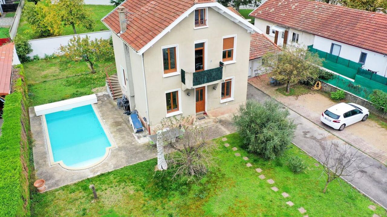 maison 8 pièces 230 m2 à vendre à Saint-Priest (69800)