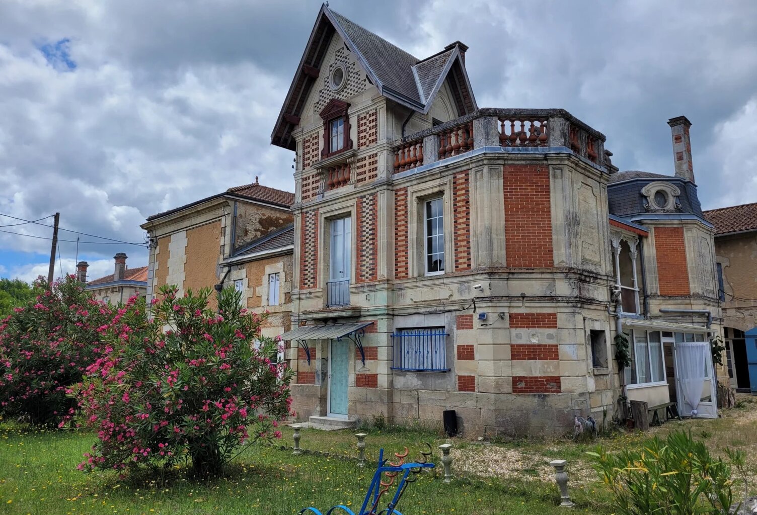 33920 - SECTEUR BLAYE - DEMEURE DE CARACTERE 470M² HABITABLES ET GRAND JARDIN — photo 1