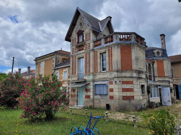 33920 - SECTEUR BLAYE - DEMEURE DE CARACTERE 470M² HABITABLES ET GRAND JARDIN — photo 1